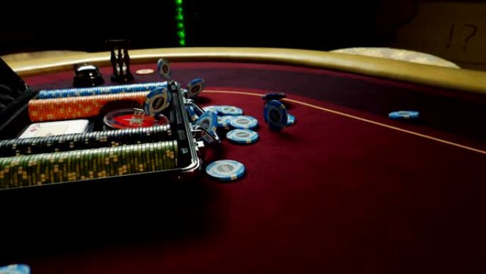 手提箱里装着扑克筹码的扑克桌，在赌场里掉在桌子上。用于赌博的扑克筹码。