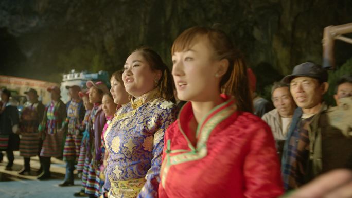 藏族群众欢聚跳舞