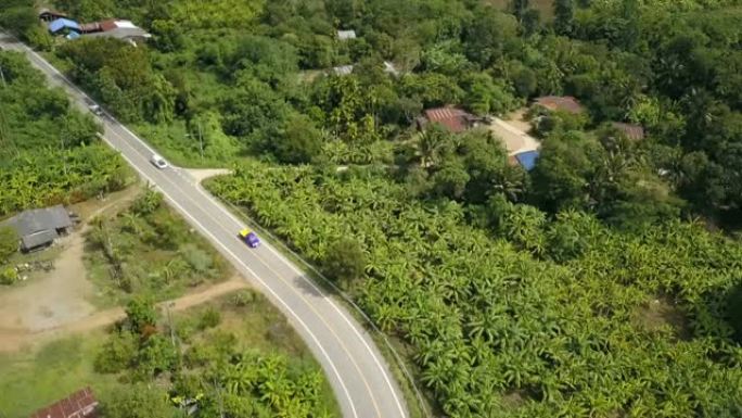 泰国乡村道路和乡村景观的鸟瞰图，泰国乡村道路上的汽车行驶
