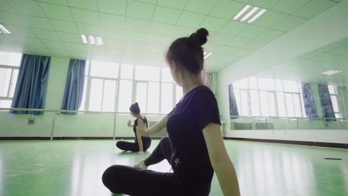 美女跳舞女孩在舞蹈室练功房训练c