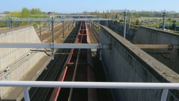 荷兰Betuweroute上的货运列车进入Betuwelijn隧道