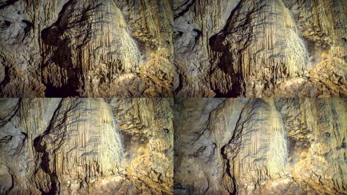 洞穴中的石笋和钟乳石