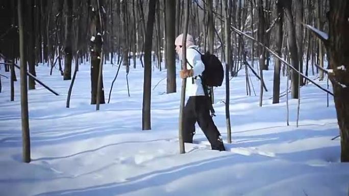 孤独的女人在大自然中雪鞋行走