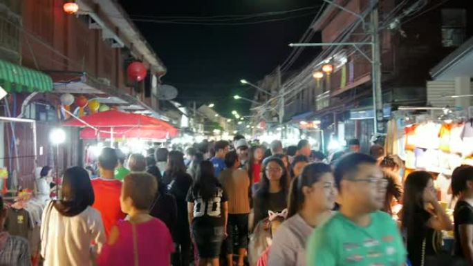拥挤的人走在夜街市场
