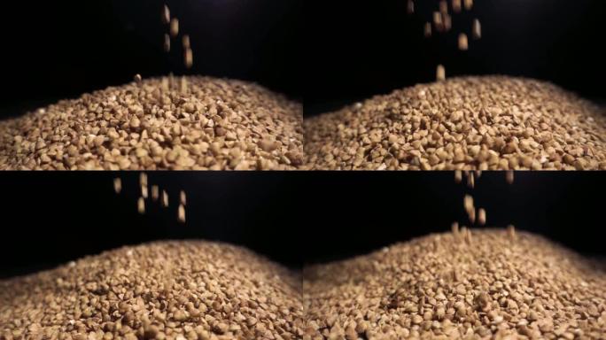 宏观荞麦粒倒入一堆荞麦中
