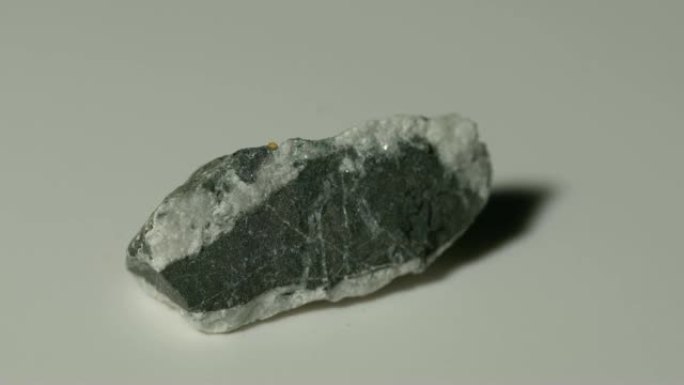 白色背景旋转的碳质石灰石矿物样品