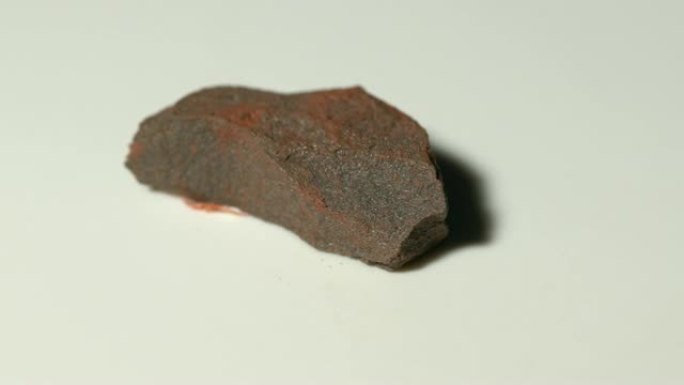 白色背景旋转的赤铁矿矿物样品