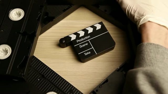 VHS盒式拍板木桌手白手套高清镜头