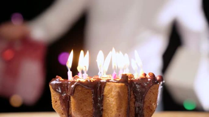 快乐的人用很多礼品盒庆祝生日。生日派对，充满多彩生日的巧克力蛋糕