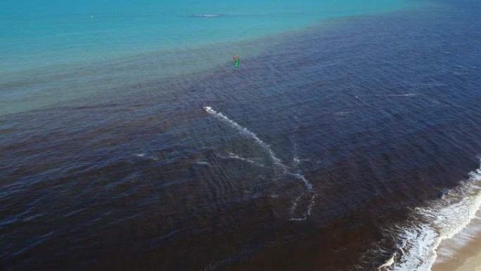 巴西巴伊亚州卡拉伊瓦。风筝冲浪和风冲浪。水上运动。