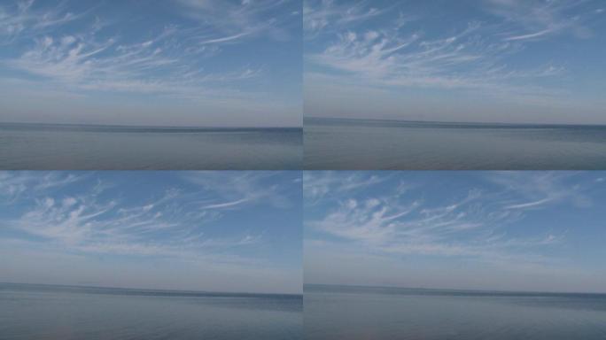 天空多云的河流或湖泊景观。夏季平静水的波纹面
