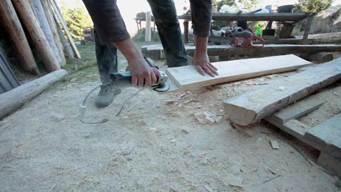 木匠用电动研磨机雕刻木材