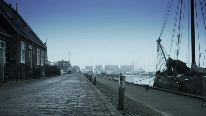 雾中的港口。荷兰马肯