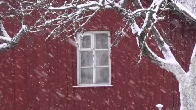 农场房屋窗户附近的冬天下雪