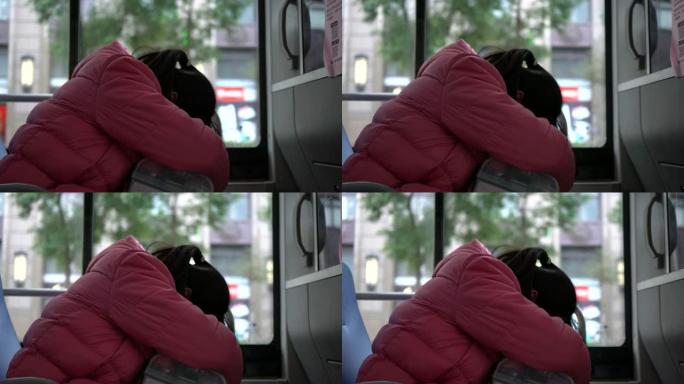听力损失的孩子睡在座位上。在摇晃的公共汽车里。