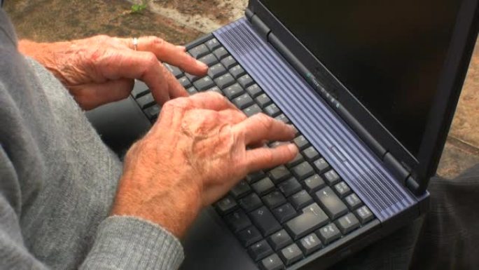 笔记本电脑上的老年男性