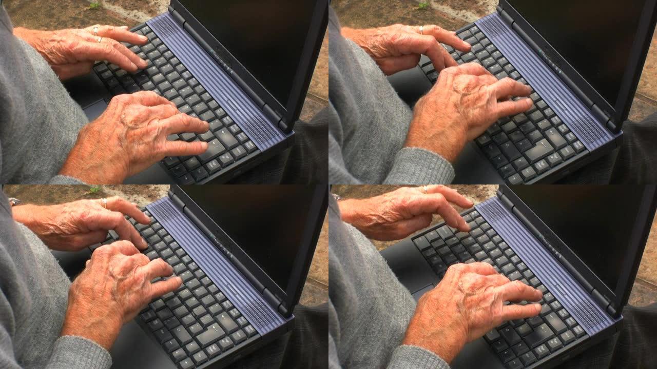 笔记本电脑上的老年男性