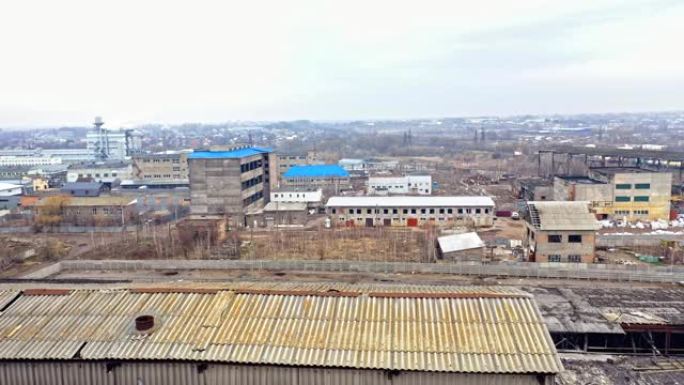 从空中鸟瞰图到一个废弃的工厂。