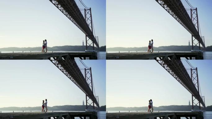 阳光直射桥下路堤上的情侣