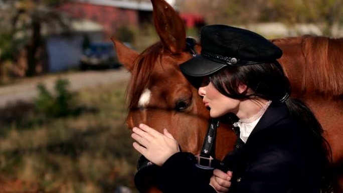 骑马人肖像。快乐的年轻女子带着马，微笑着。