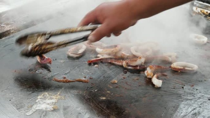 一位日本厨师正在锅中烹饪章鱼触手牛排