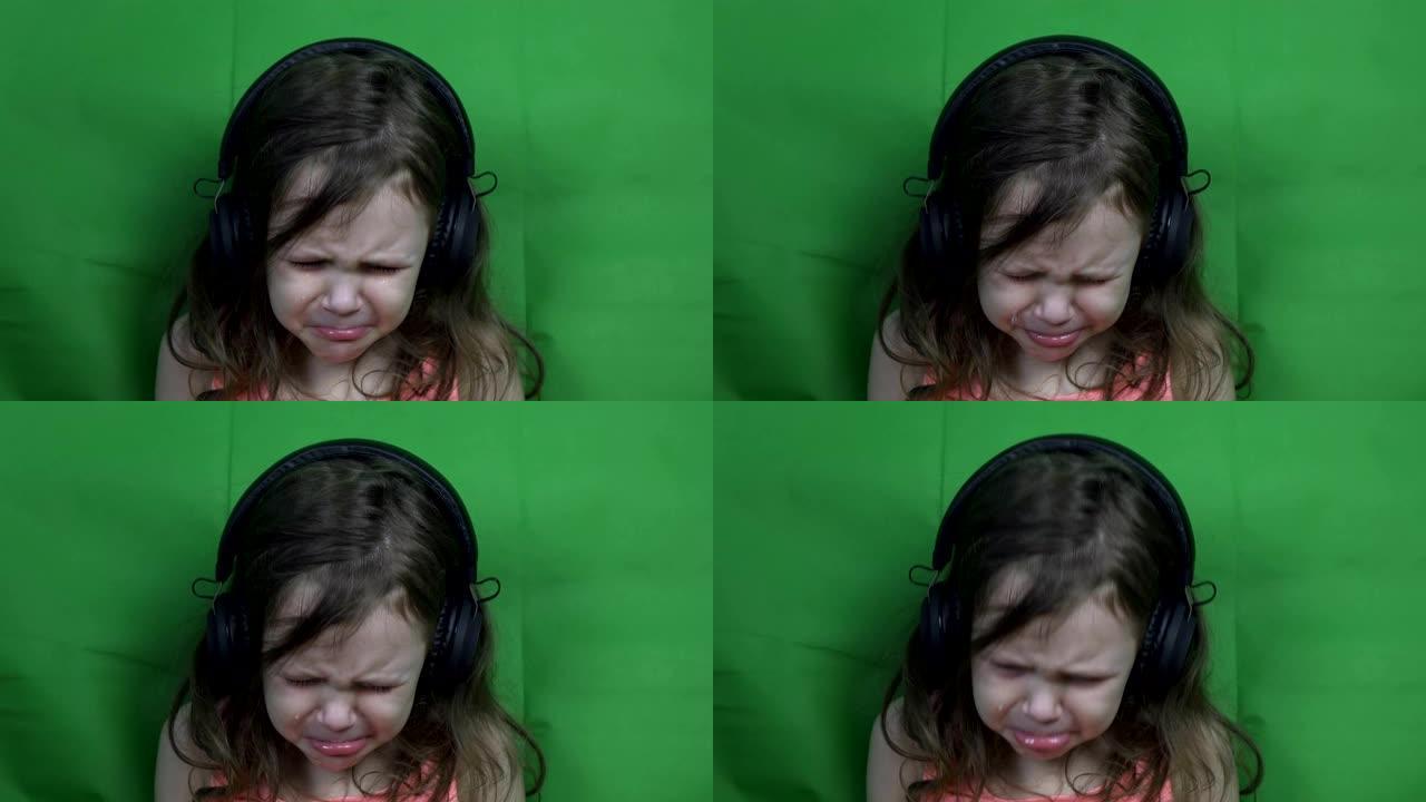 小女孩听音乐哭