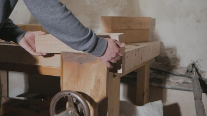 木匠将木制工件夹在工作台虎钳中
