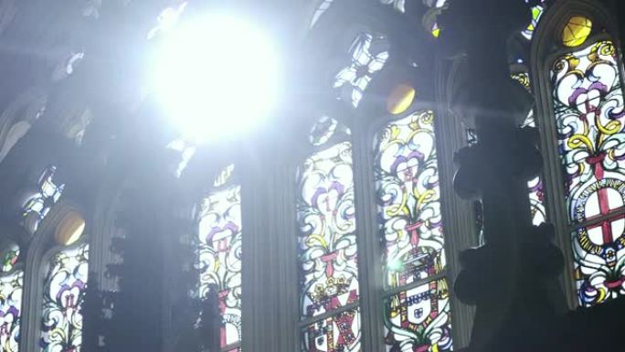 大教堂的彩色彩色玻璃窗