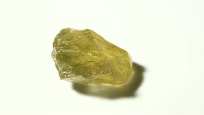 黄玉，白色背景旋转的矿物石样品