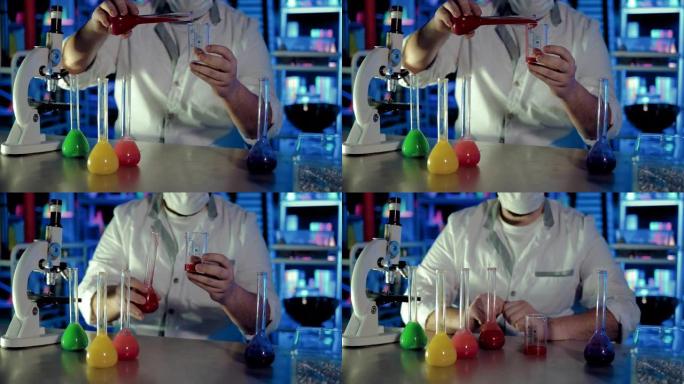 科学家将液体从一个烧瓶倒入另一个烧瓶。显微镜和装有液体的烧杯站在化学实验室的桌子上。