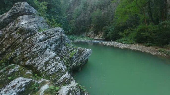 山脉河在峡谷 (西高加索)