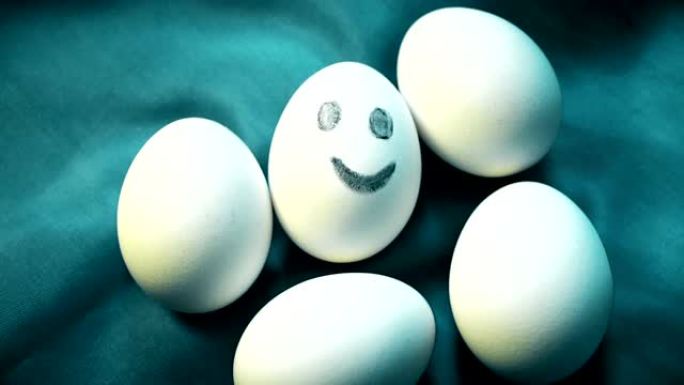 一堆鸡蛋，一个微笑，与众不同，从不露面的人群中脱颖而出，个性，正能量