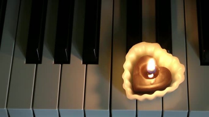 钢琴上的蜡烛