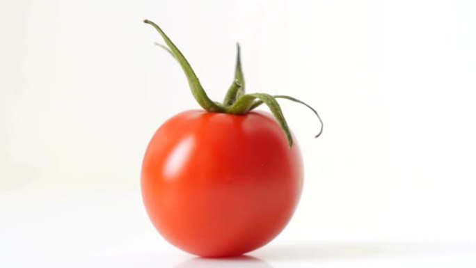 多莉: 白色背景上多汁新鲜红番茄