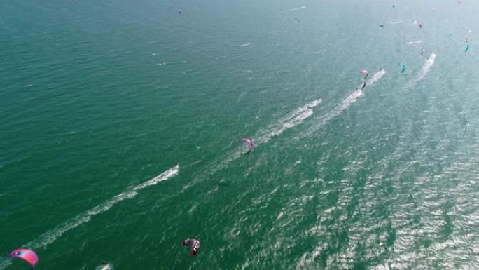 风筝冲浪帆船赛在海岸线上的鸟瞰图，绿松石水，比赛，水上运动，事件，赛车，极限运动，冒险，旅行目的地，