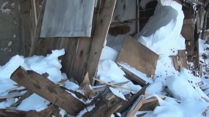 俄罗斯最北部的白雪废弃的鬼城煤矿中的垃圾。