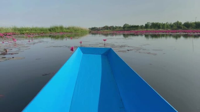 带船的莲花湖