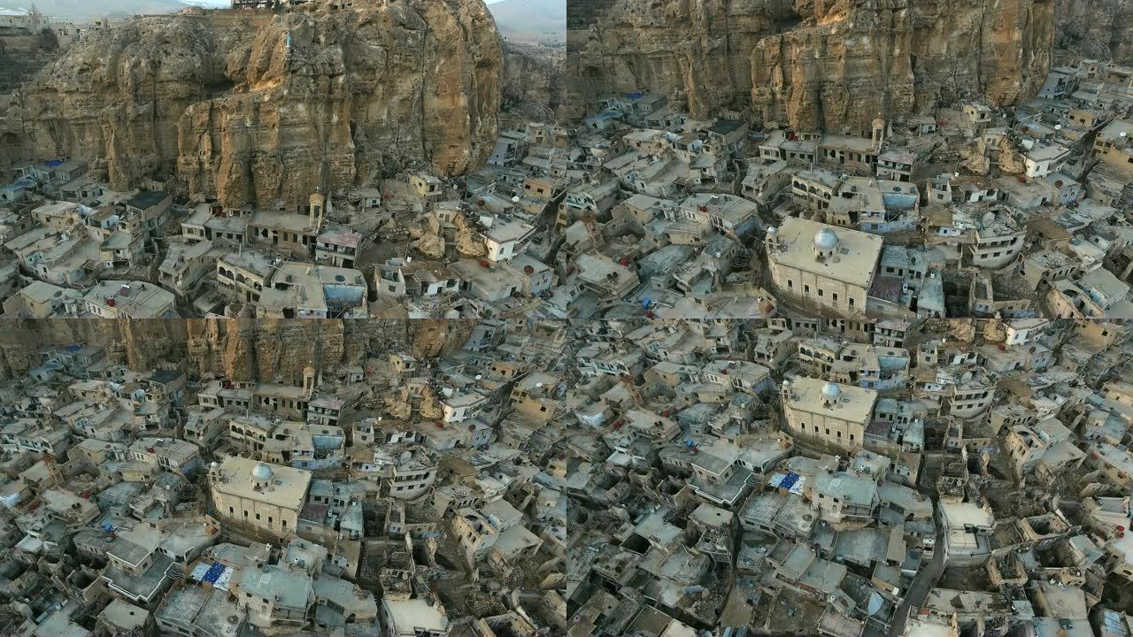 令人惊叹的鸟瞰图废墟城市马鲁拉，叙利亚。山上被毁坏的建筑物。