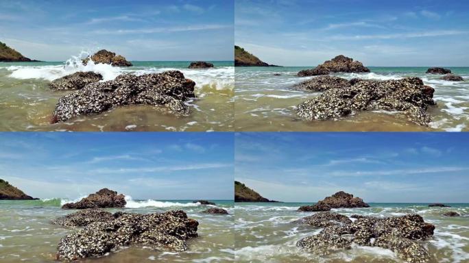 泰国高兰塔竹湾海滩海景上的岩石上的海浪撞击