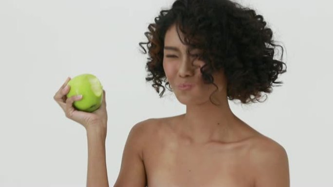 模特，性感的女孩吃苹果很有趣。