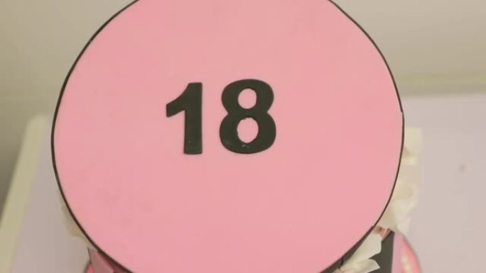 粉红色背景上的18号