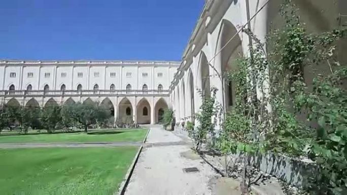 意大利修道院庭院有圆柱。飞行凸轮