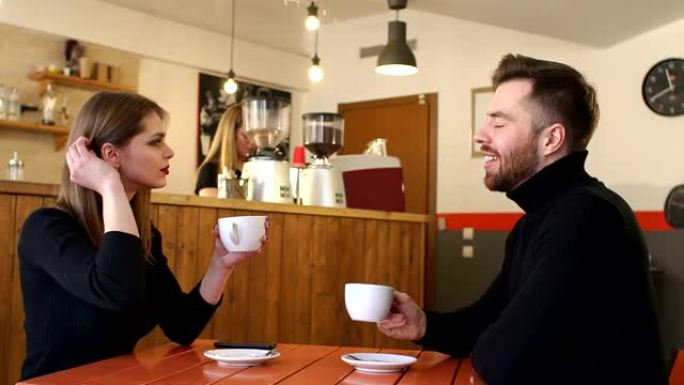 夫妇在咖啡店第一次约会时喝咖啡。慢动作。