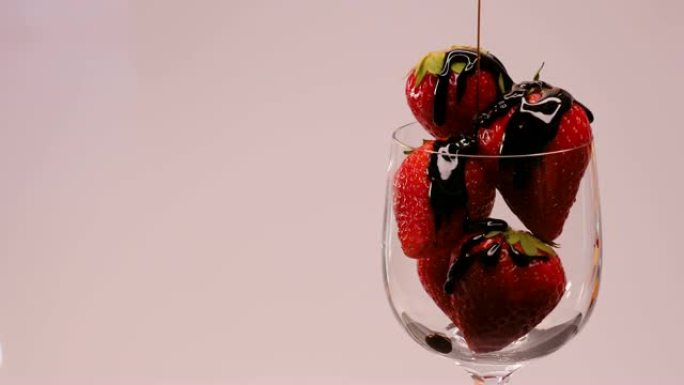 玻璃草莓浇上融化的巧克力