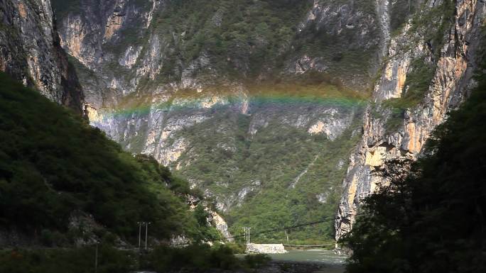 山间海峡上的彩虹