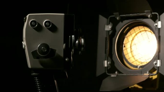 复古8毫米电影电影相机在黑色背景上旋转