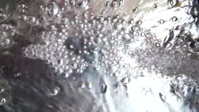 水在拉丝金属表面运行背景慢动作