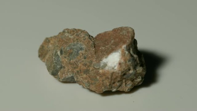 角砾岩矿物样品旋转白色背景
