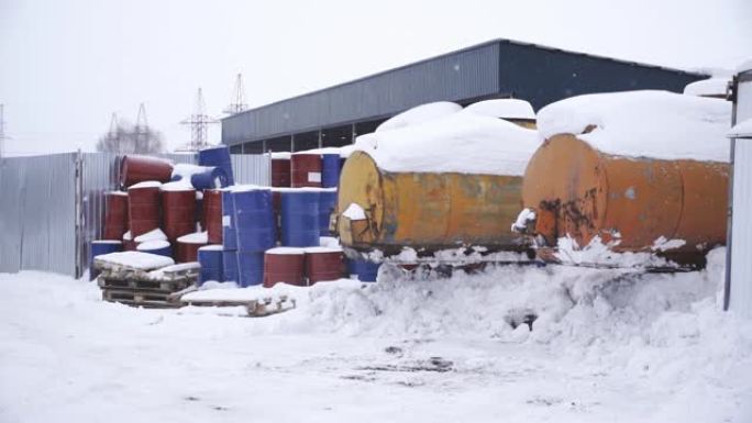 桶躺在废物处理厂的街道上