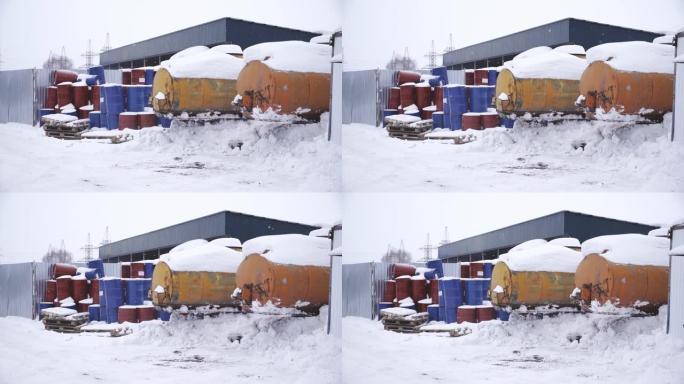 桶躺在废物处理厂的街道上